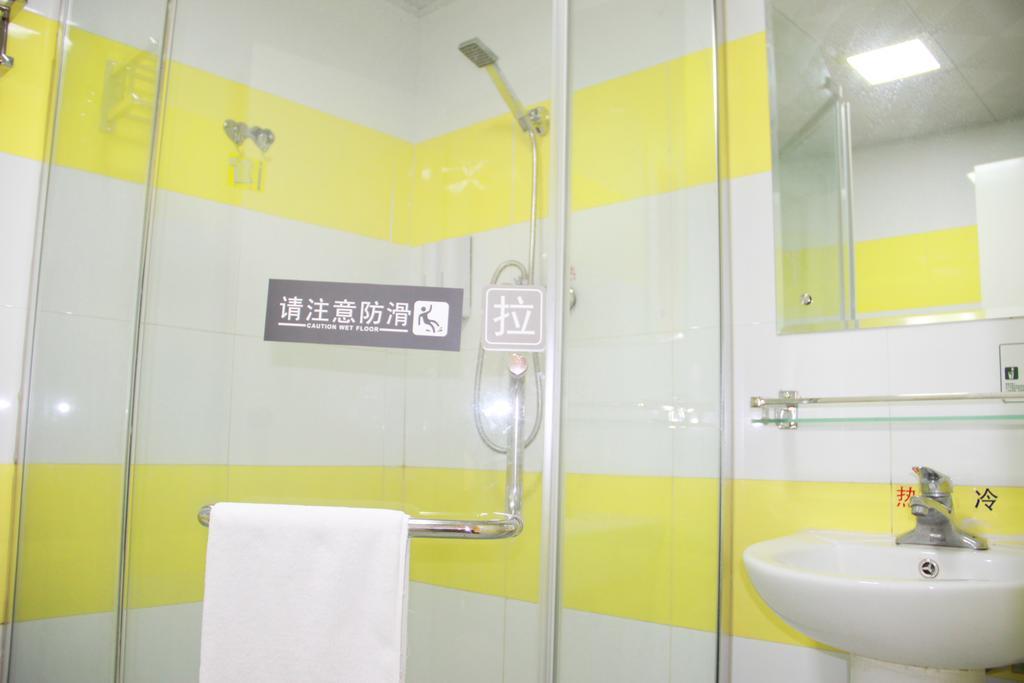 7Days Inn Guangzhou South Railway Station Nan Pu Metro Station 외부 사진